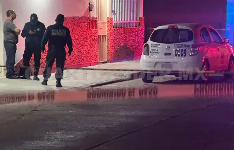 Asaltan dos gasolineras y abandonan un taxi