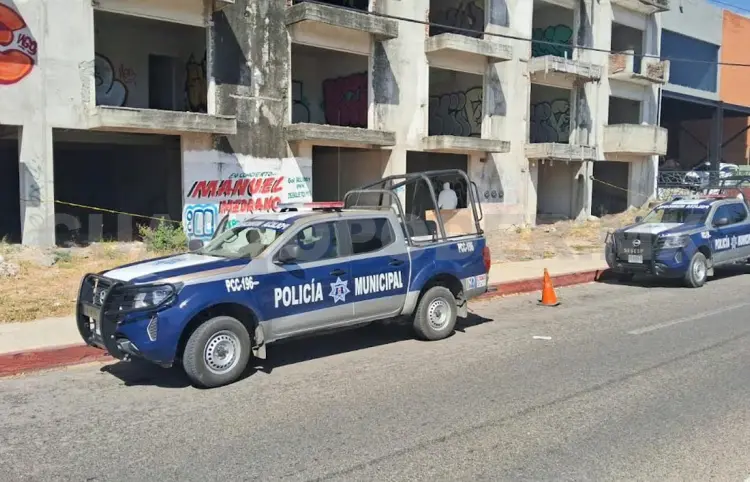 Encuentran cadáver en edificio abandonado