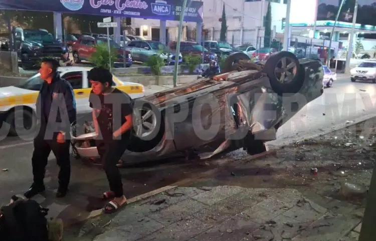 En colisión uno termina volcando y herido