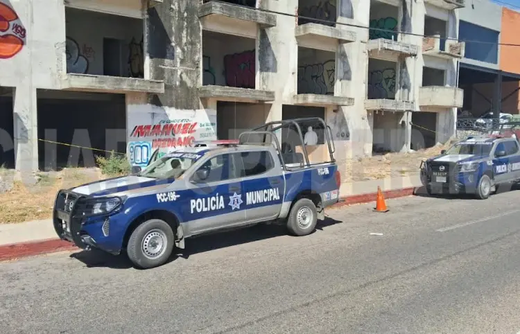 Encuentran cadáver en edificio abandonado 