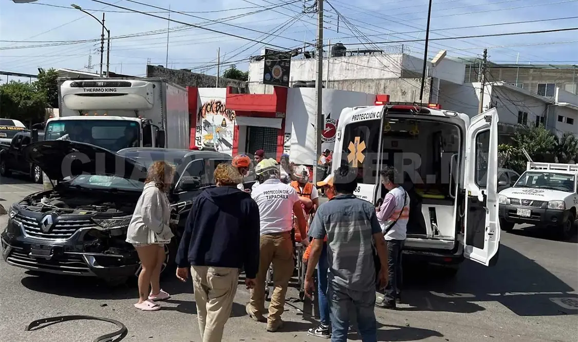 Chocan en cruce de calles por no respetar “UnoXUno”