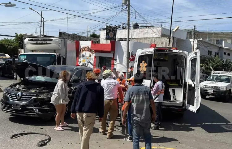 Chocan en cruce de calles por no respetar "UnoXUno"