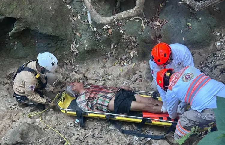 Cae en un barranco y se fractura una pierna