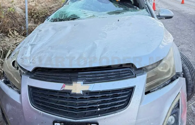 Vuelca automovilista y resulta malherida