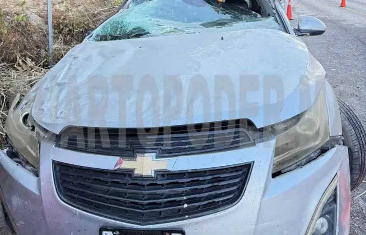 Vuelca automovilista y resulta malherida