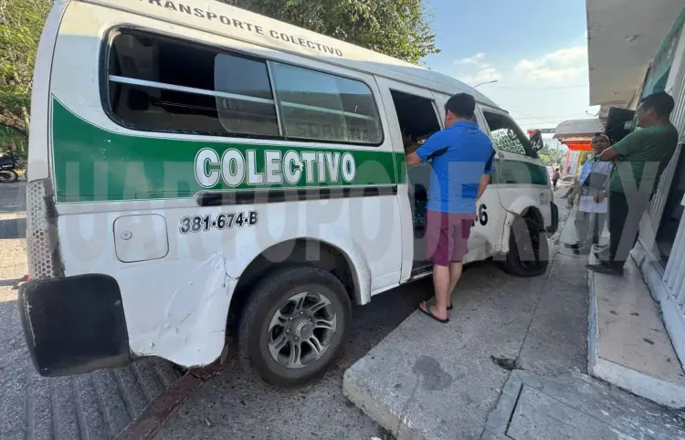 Se estrella colectivo contra guarnición