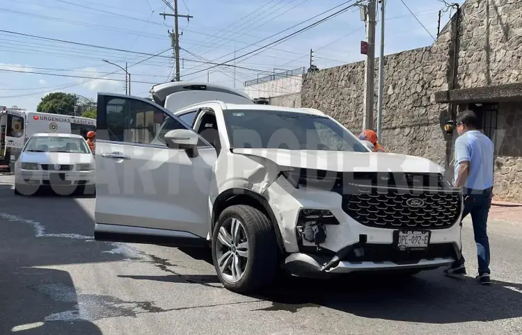 Chocan en cruce de calles por no respetar "UnoXUno"