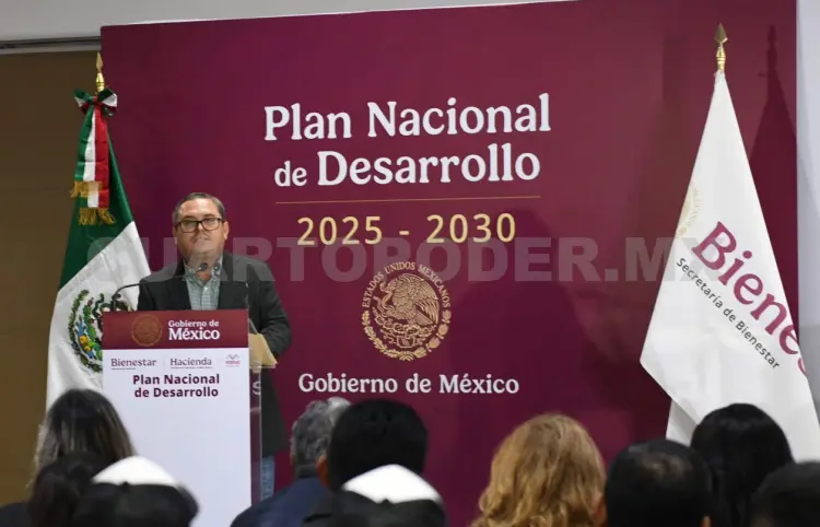Participa Oswaldo Chacón en inauguración de Foro