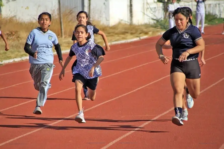 Las competencias de Atletismo destacaron por la entrega y esfuerzo de los pequeños deportistas, respaldados por autoridades y familias. Cortesía