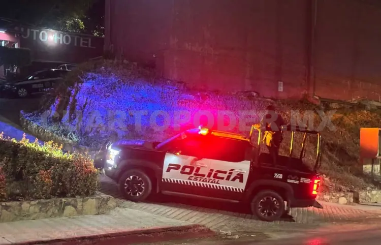 A sangre fría asesinan a joven en auto hotel