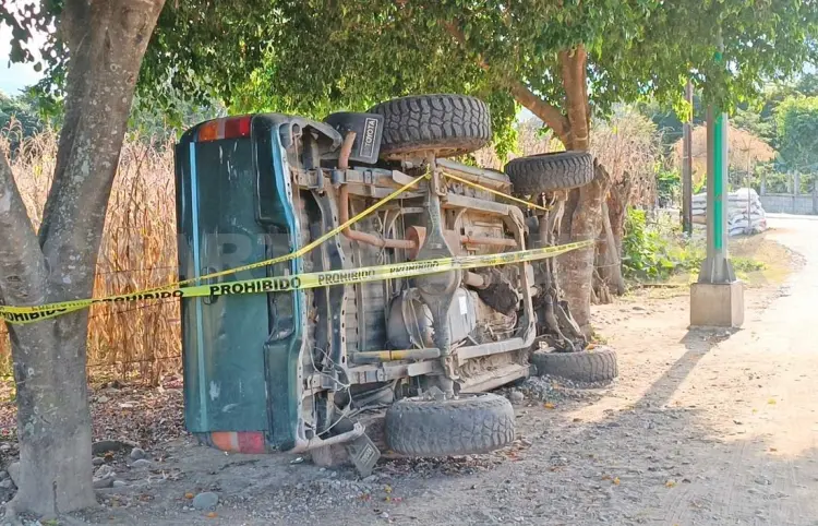 Retiran vehículos accidentados en entrada a ejido