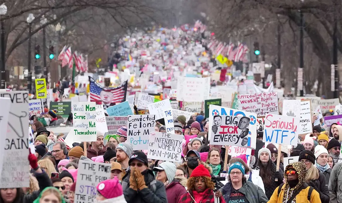 Manifestantes protestan contra los objetivos políticos de la administración entrante de Donald Trump. Cortesía