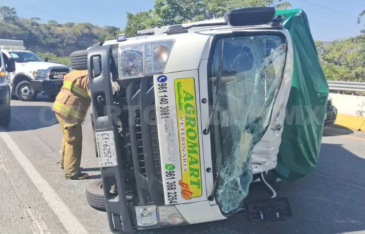 Vuelca unidad de carga y deja un herido
