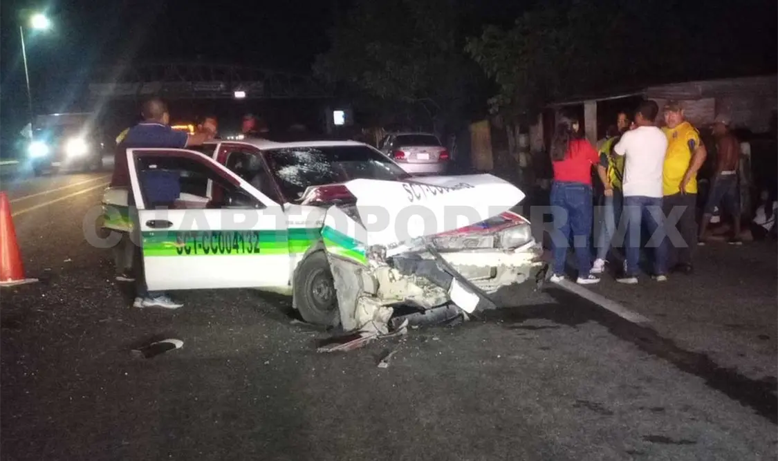 El impacto fue entre un automóvil particular y un Tsuru en modalidad de taxi. Víctor Sánchez / CP