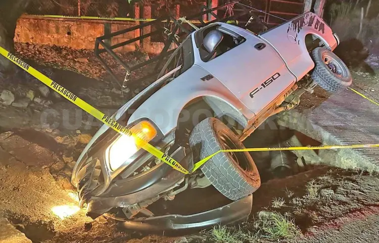 Camioneta se sale del camino y cae en canaleta
