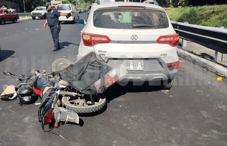 Se estampa en una SUV y resulta golpeado