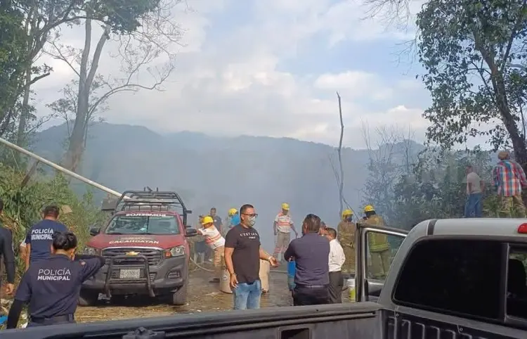 Trabajan para controlar incendio en basurero