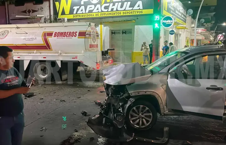 Choca pipa de bomberos contra una SUV