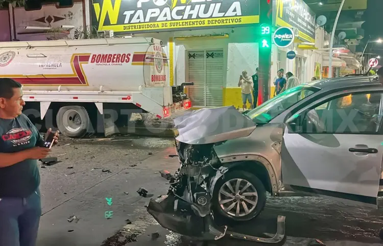 Choca pipa de bomberos contra una camioneta