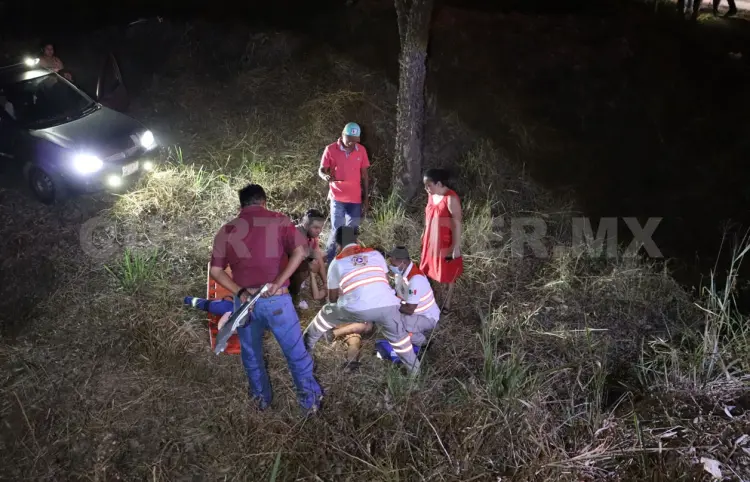 Motociclista termina en el fondo de un barranco