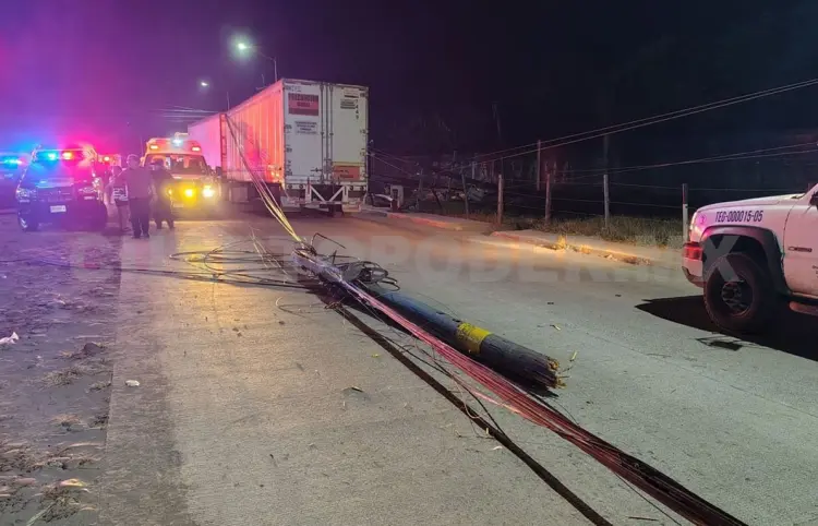 Cae poste sobre patrulla y lesiona a policía