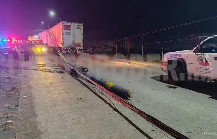 Cae poste sobre una patrulla y lesiona a policía