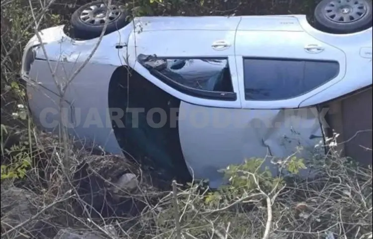 Termina destrozado al desbarrancarse