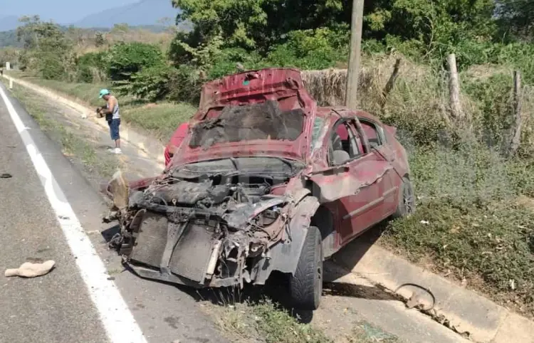 Destroza su automóvil tras volcar en carretera