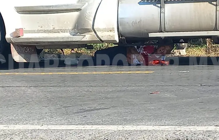Derrapan y quedan debajo de un tráiler