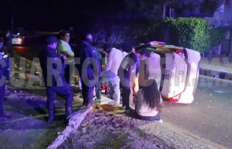 Vuelca taxi y pareja resulta lesionada