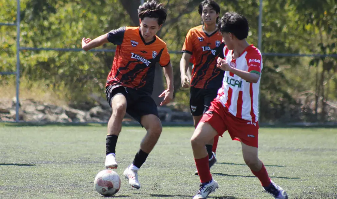 Jugadores de Lechuzas FB celebran su triunfo tras el partido frente a Necaxa en la categoría 2008-2009. Cortesía