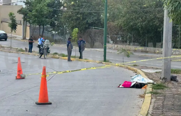 Fallece al caer de pick up en movimiento