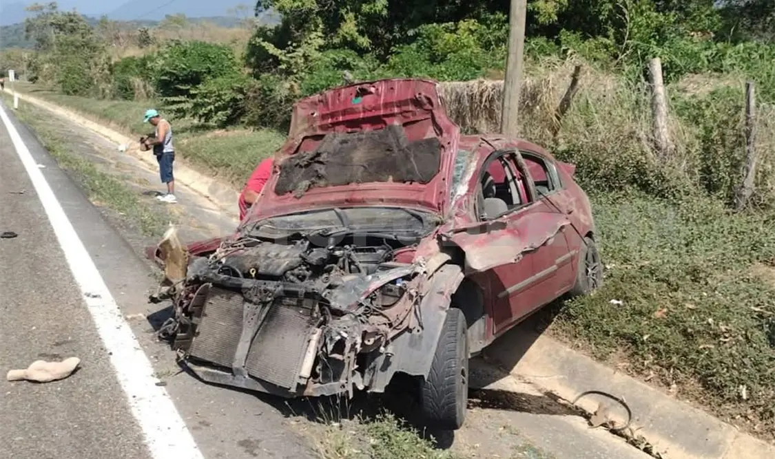 Destroza su automóvil tras accidente en carretera