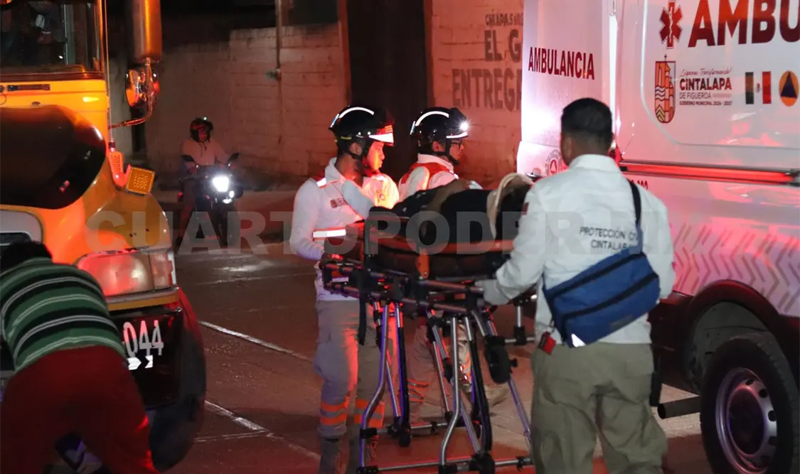Motoristas se estampan en autobús estacionado