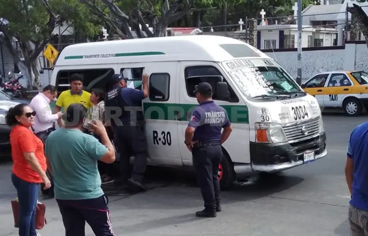 Terminan golpeados en choque por alcance