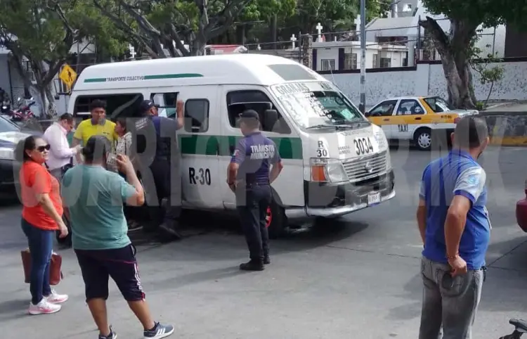 Quedan golpeados en choque por alcance