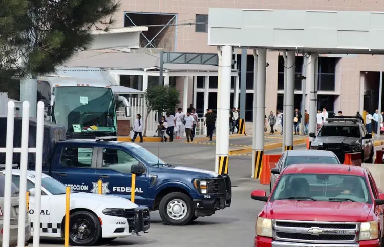 Llegan decenas de deportados a Nogales
