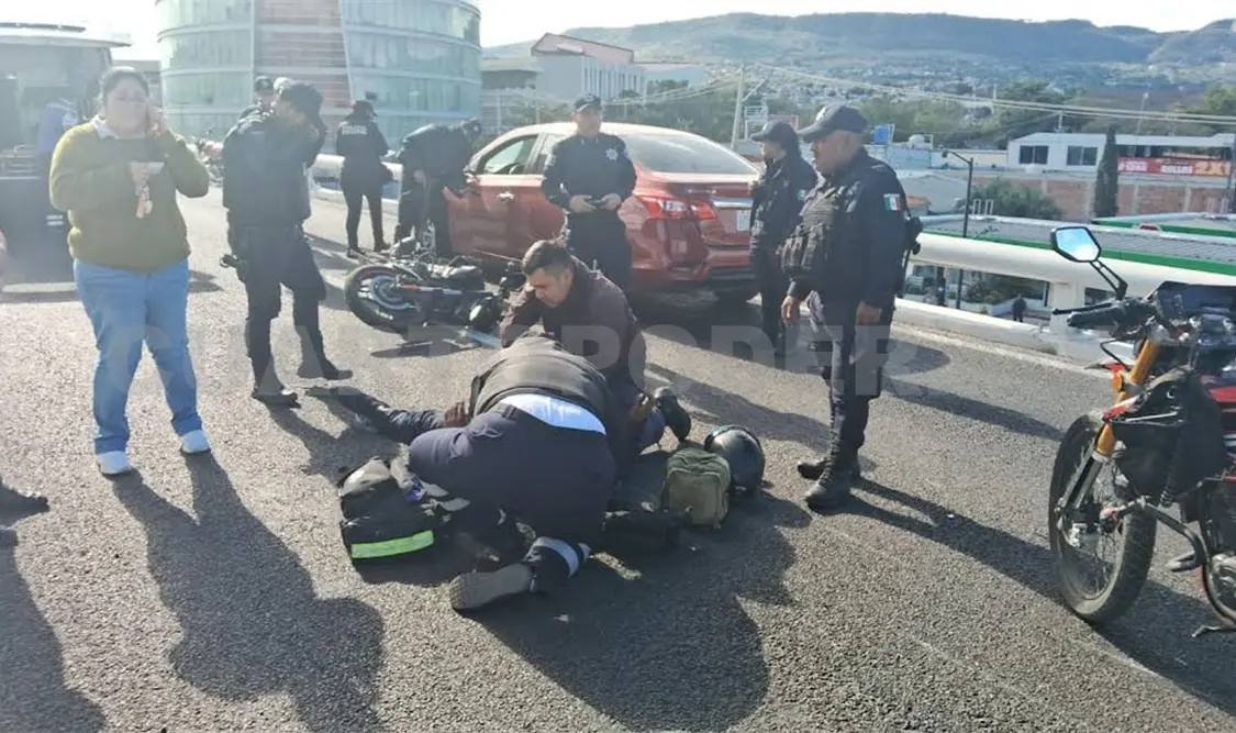 Se estampa policía contra automóvil en puente elevado