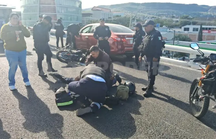 Se estampa policía contra automóvil en puente elevado