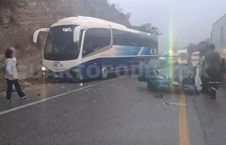 Autobús colisiona contra auto compacto