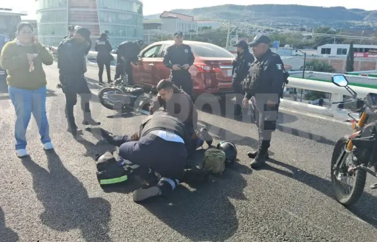Se estampa policía contra automóvil en puente elevado