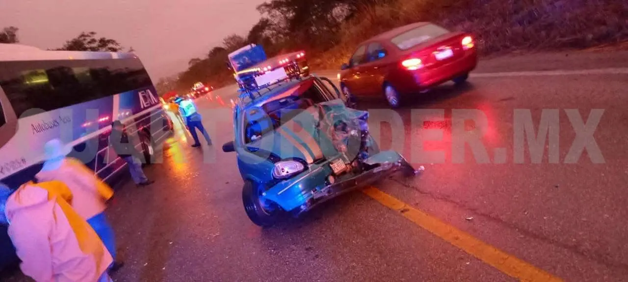 Autobús colisiona contra auto compacto