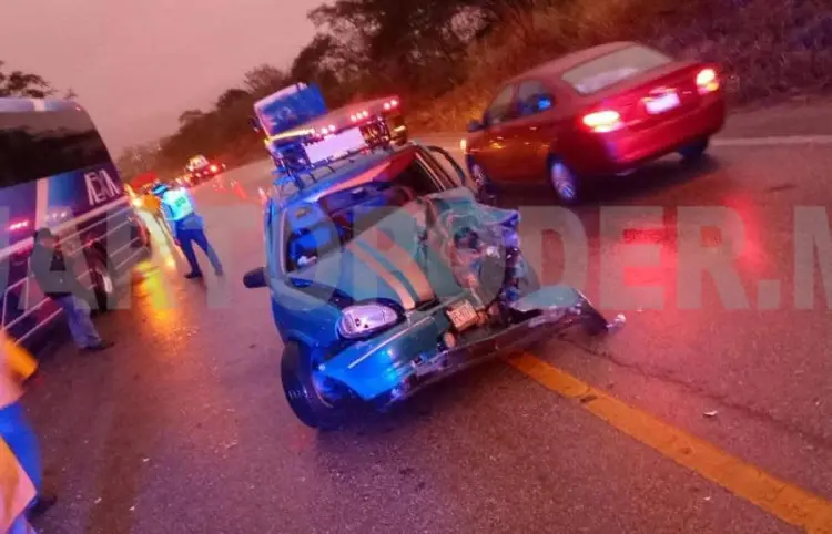 Autobús colisiona contra auto compacto