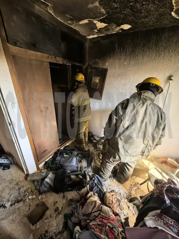 Controlan bomberos incendio en edificio de departamentos