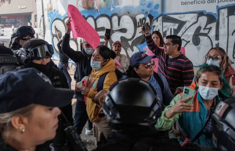 Informarán a Claudia del despido de trabajadores