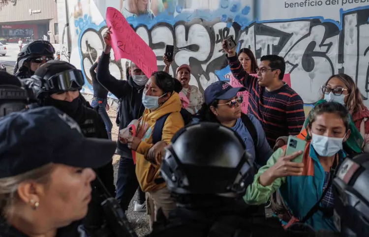 Informarán a Claudia del despido de trabajadores 