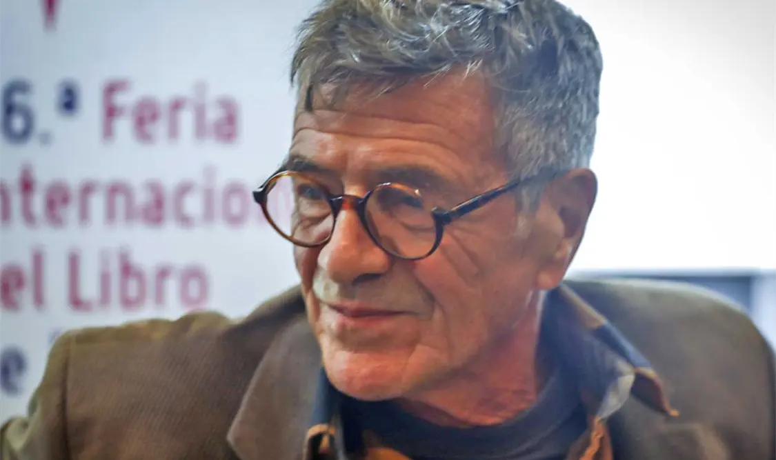 El escritor se enlazó vía remota con los organizadores del certamen. Cortesía