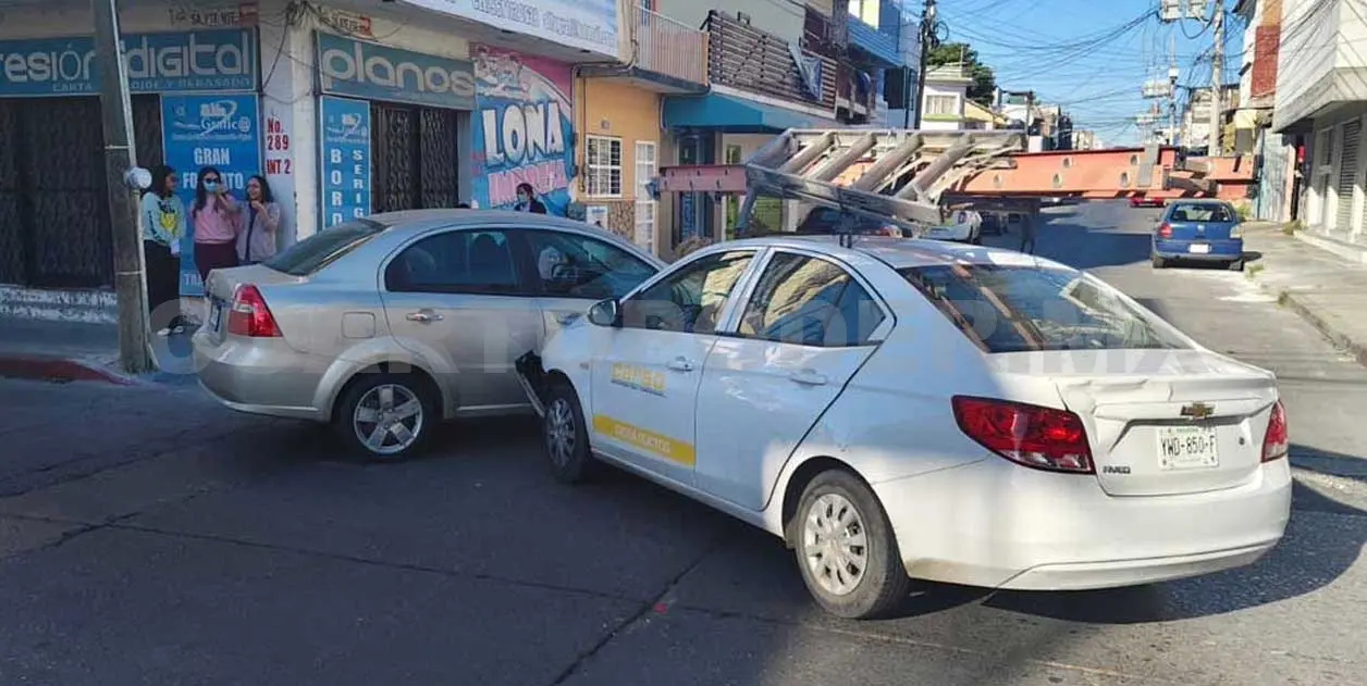 No respeta el “UnoXUno” y termina chocando