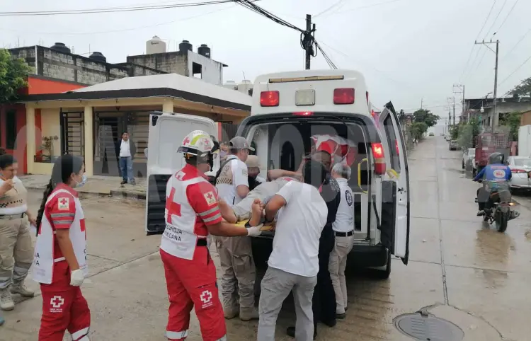 Pasa el alto por ir viendo su celular y se estampa