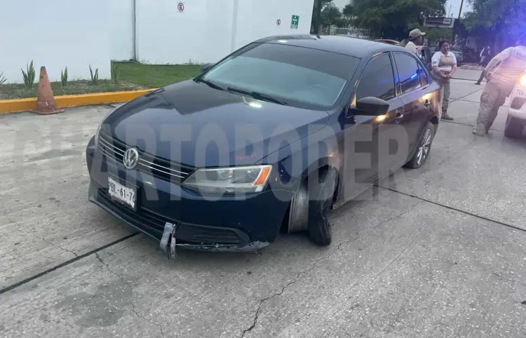 Por manejar ebrio se estrella en banqueta